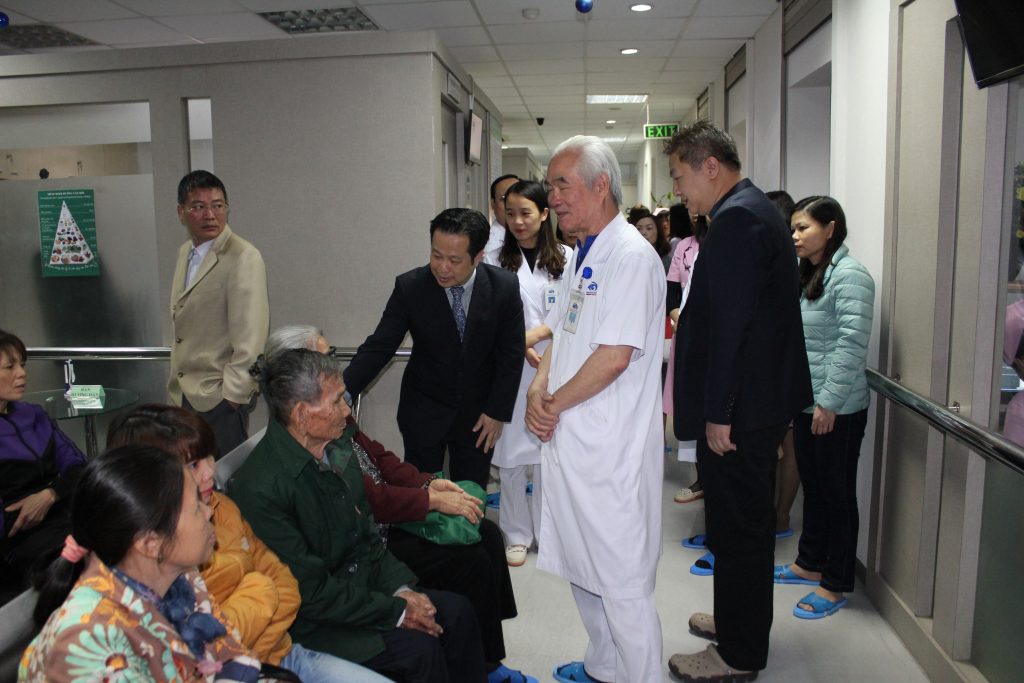 Đồng chí Trần Thế Cương thăm hỏi, động viên người bệnh đến khám và điều trị tại Bệnh viện Mắt quốc tế DND
