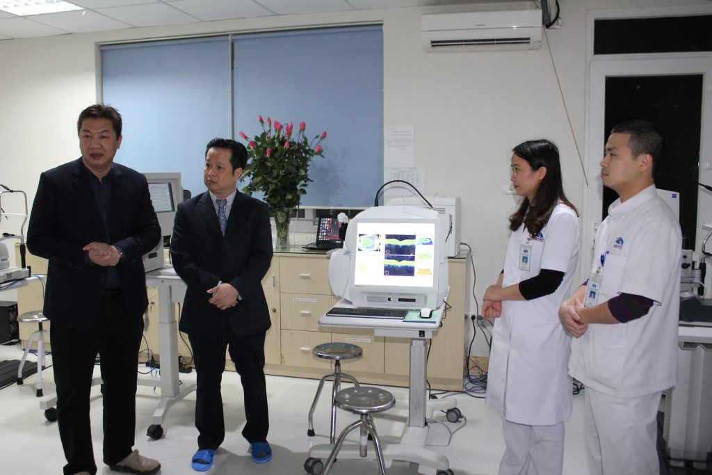 Giám đốc bệnh viện Mắt quốc tế DND – Bác sỹ Nguyễn Đăng Dũng giới thiệu với các lãnh đạo Thành phố các trang thiết bị y tế hiện đại để phục vụ cho công tác chẩn đoán, điều trị phẫu thuật tật khúc xạ.