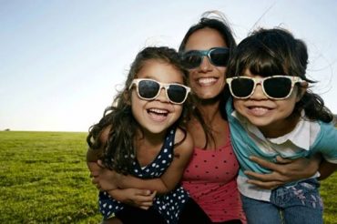 Trẻ em rất nên đeo kính râm khi hoạt động ngoài trời