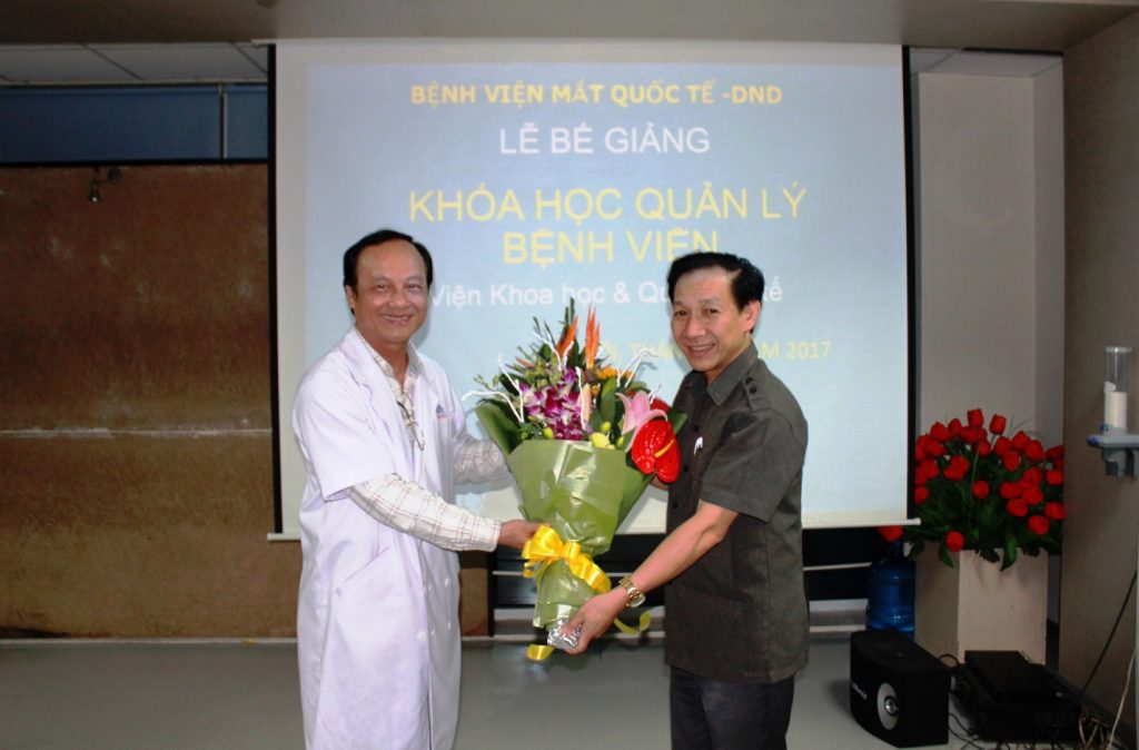 BS. Nguyễn Thành Thái - PGĐ Bệnh viện Mắt Quốc tế DND tặng hoa cho PGS.TS Phan Văn Tường