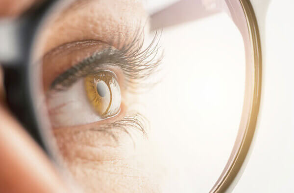 Đeo kính dưới độ cận có thể gây ra rất nhiều những nguy hiểm đối với đôi mắt của bạn