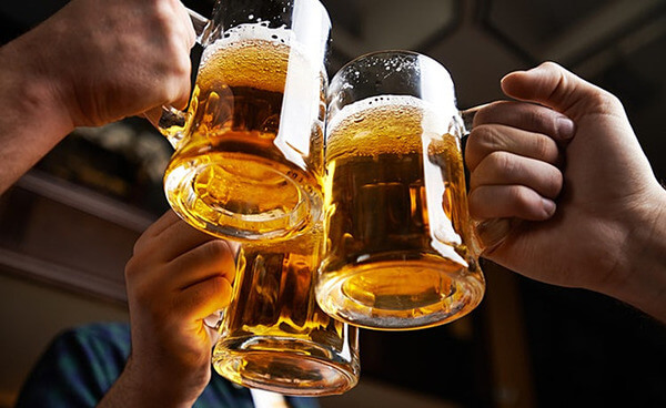 Rượu, bia, thuốc là và chế độ ăn uống không hợp lý là một trong những nguyên nhân lớn nhất của bệnh u vàng ở mắt