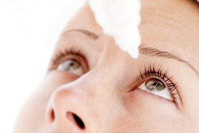 Bệnh viêm giác mạc Herpes có thể gây tổn thương vào phần nào của mắt?
