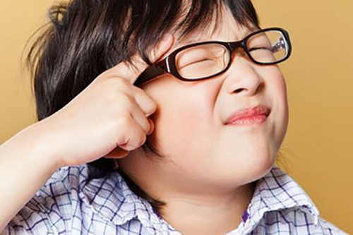 Trẻ em bị mắc tật cận thị do sử dụng thiết bị điện tử nhiều