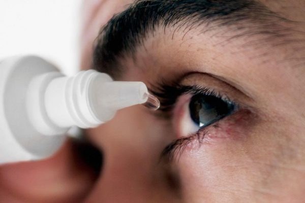 Khi bị đau mắt đỏ, bệnh nhân cần sử dụng thuốc uống kết hợp với thuốc nhỏ mắt theo chỉ định của bác sĩ