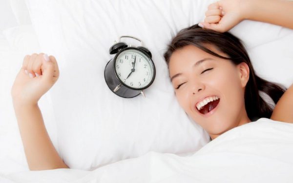 Nên duy trì thói quen ngủ đủ giấc, việc này không chỉ giúp bạn cải thiện sức khỏe mà còn giảm tình trạng co giật mí mắt.