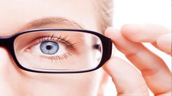 Điều trị viễn thị và loạn thị bằng việc đeo kính áp tròng hoặc kính gọng