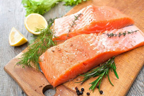 Thịt cá hồi chứa nhiều omega-3 rất tốt cho sức khỏe đôi mắt
