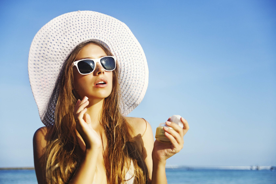Sử dụng kính râm, mũ nón để bảo vệ đôi mắt khi di chuyển dưới trời nắng