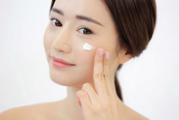 Chăm sóc da mặt bằng cách sử dụng kem phù hợp
