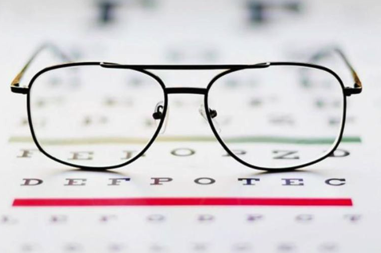 Người loạn thị nặng cần sử dụng kính để có tầm nhìn tốt hơn