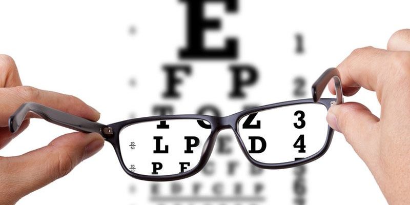Cận thị 1 bên mắt có nên đeo kính?