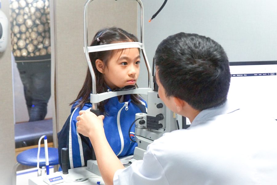 Trẻ cần đến gặp bác sĩ khi có dấu hiệu bị nháy mắt liên tục